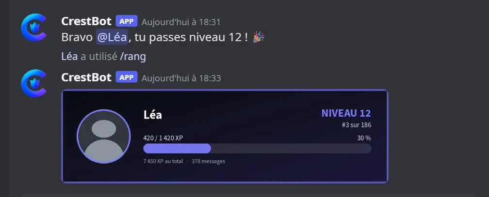 Sur Discord : le bot félicite un membre qui passe un niveau, puis montre sa carte de rang